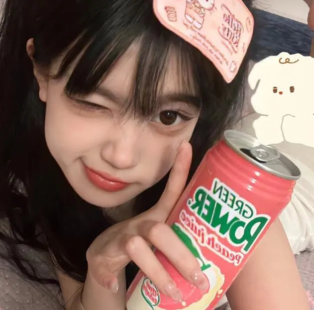 坐在酒吧里吃蛋糕